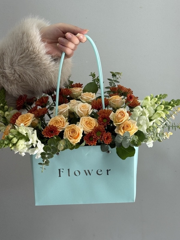 Çantada Çiçek Aranjmanı