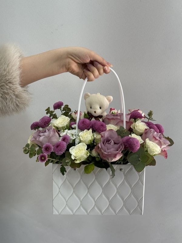 Çantada Lila Çiçek Aranjmanı