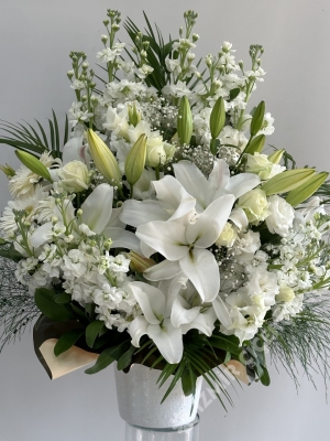 Vazoda Gösterişli Beyaz Çiçek Aranjmanı